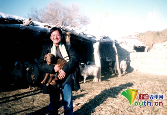 志愿者徐世君服务新疆生产建设兵团农十师187团畜牧公司种牛场。河南牧业经济学院团委 供图