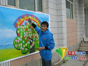 志愿者徐杰参加感恩母亲节活动。河南牧业经济学院团委 供图