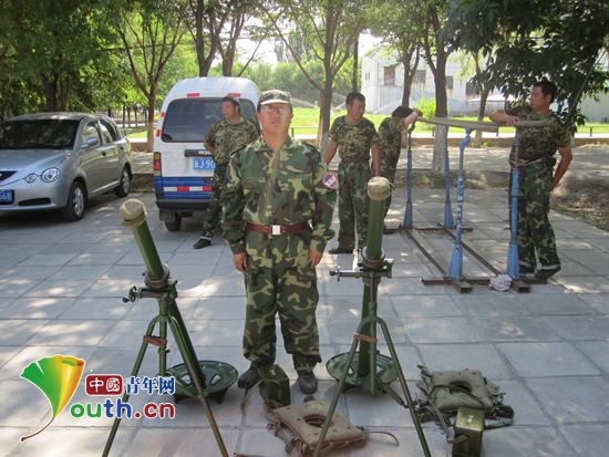 2010年7月，志愿者李元培参加一二三团机炮连进行基本军事训练。河南牧业经济学院团委 供图