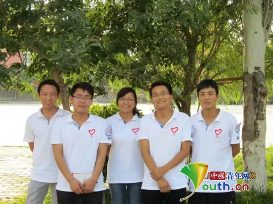 西部计划志愿者杨楠（中）与志友们合影。河南牧业经济学院团委 供图