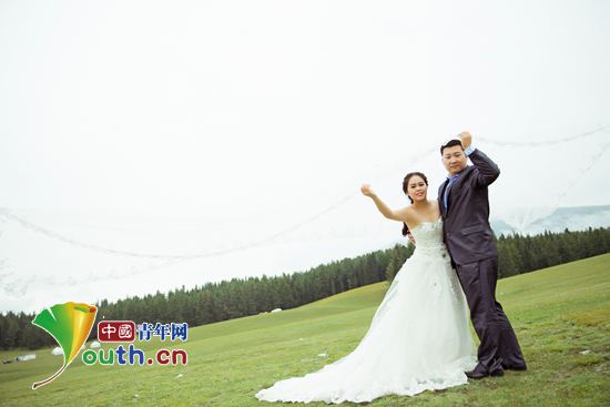 图为志愿者成金美和丈夫的结婚照。河南牧业经济学院团委 供图