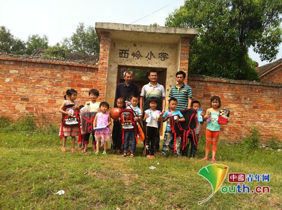 志愿者谢桓为西岭小学送去学习用品。河南牧业经济学院团委 供图